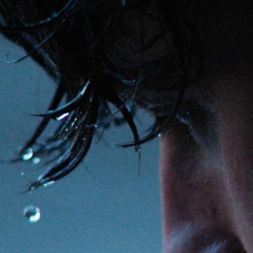 Noah-Guy-MEMORIA-in-blue-WEB-2026-ENRi-CH.jpg